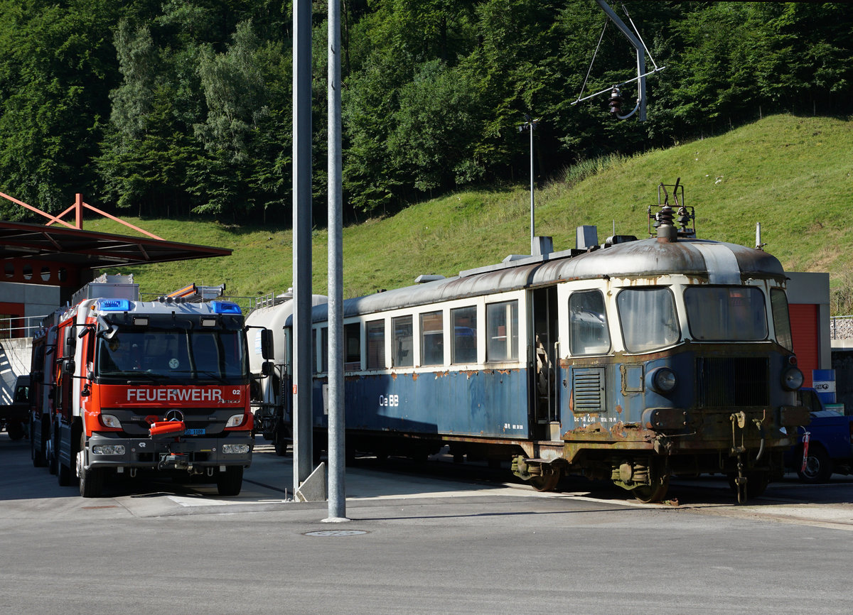 OeBB/BLS: Seit der Ausrangierung bei der OeBB gelangt der Be 2/4 201, ehemals OeBB/BLS noch immer im Innerkantonalen Feuerwehr Ausbildungszentrum in der Klus bei Balsthal, wo er am 18. Juli 2017 fotografiert wurde, bei Feuerwehrübungen zum Einsatz. Eigentlich sollte er durch einen ehmaligen SOB Steuerwagen ersetzt werden.
Foto: Walter Ruetsch 