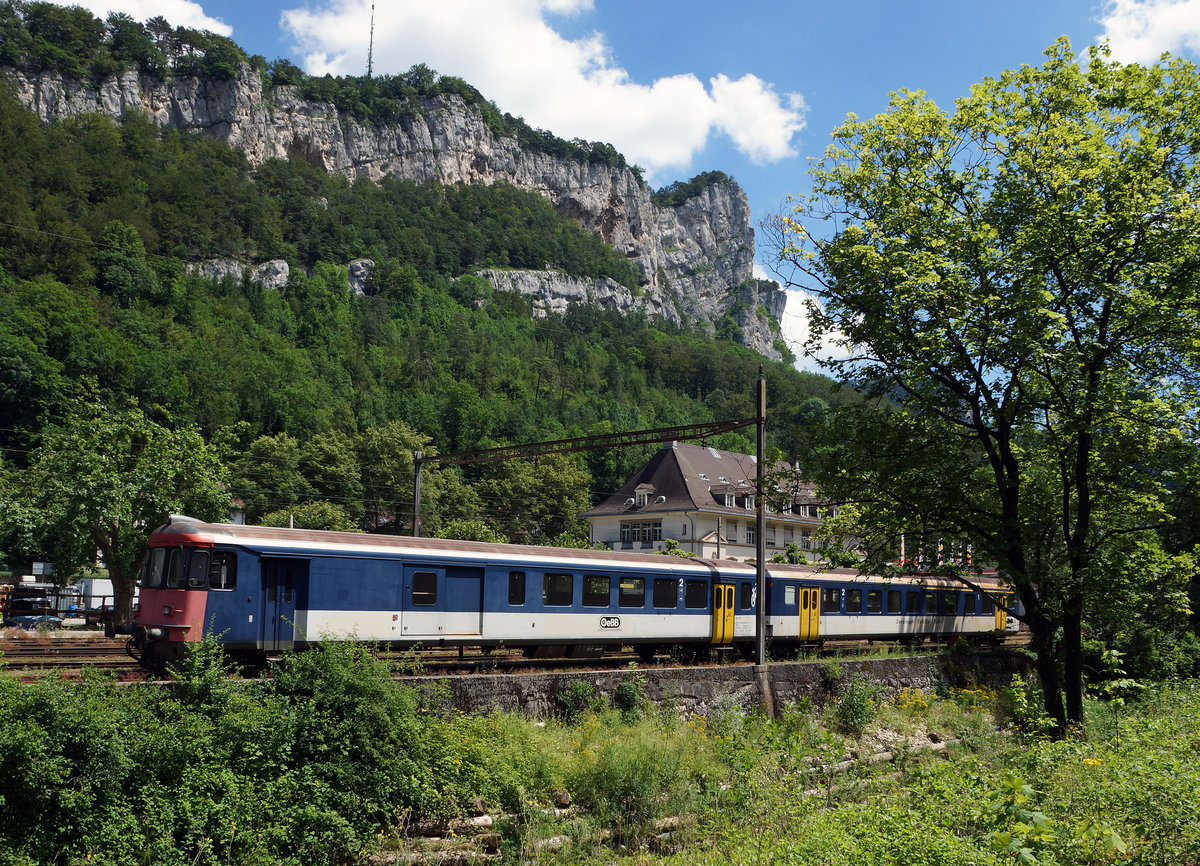 OeBB/SBB: Auf einem Abstellgeleise der Station Klus bei Balsthal wartet der ausrangierte BDt 905 (ehemals SBB) sein weiteres Schicksal ab. Aufnahme vom 9. Juli 2016.
Foto: Walter Ruetsch