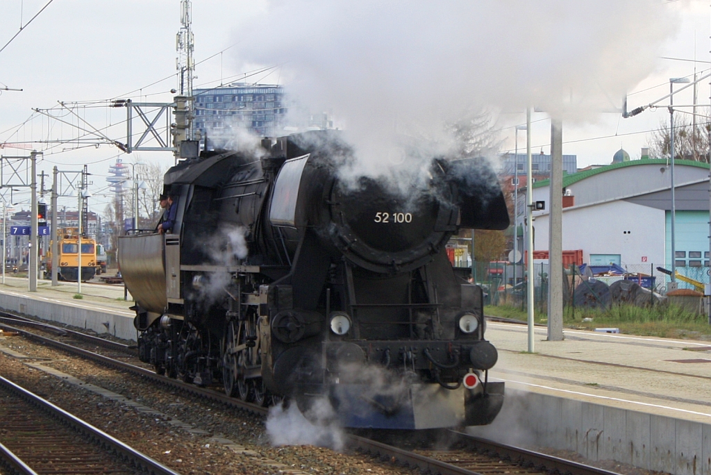 SEK 52.100 fhrt als SLZ 14007 von Strasshof nach Matzleinsdorf am 08.Dezember 2013 durch den Bf. Wien Meidling.