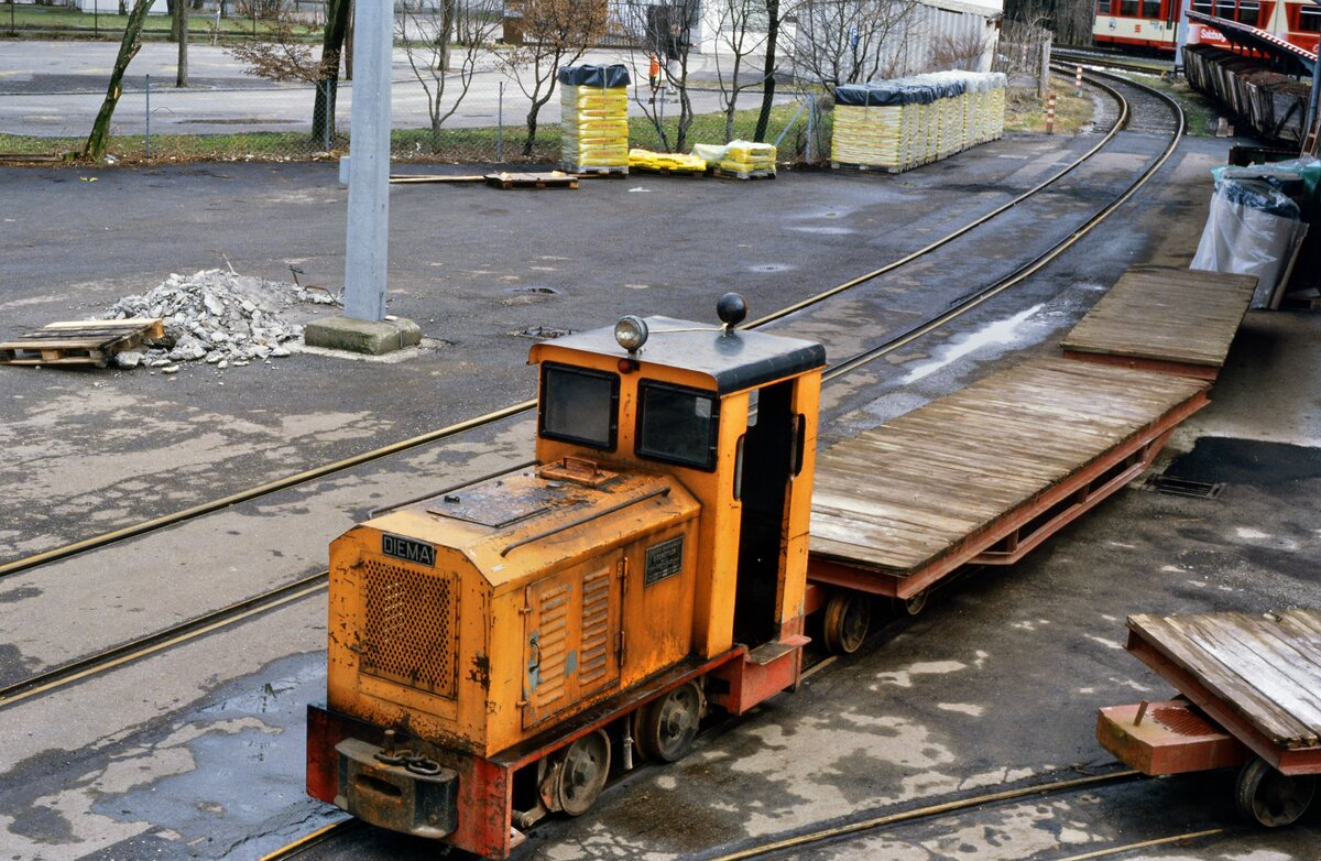 Österreichische Feldbahnlok im Ort Bürmoos, 29.03.1986