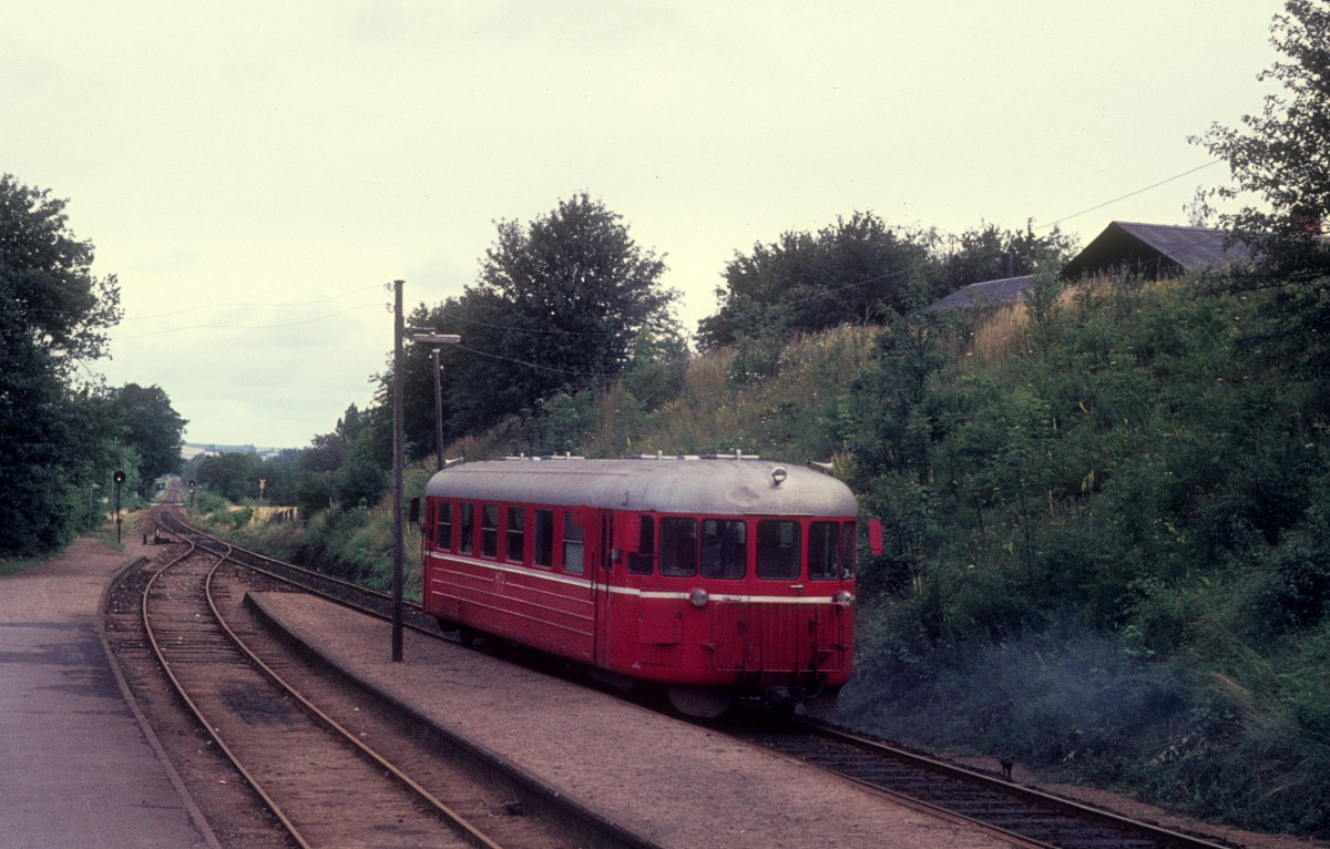 OHJ (Odsherreds Jernbane): HTJ-Schienenbus S 2x (Hilding Carlsson, Umeå, Schweden 1951) Bahnhof Fårevejle am 25. Juli 1974. - Die beiden Privatbahnen HTJ (Høng-Tølløse-Jernbane) und OHJ hatten eine Betriebsgemeinschaft. - Auf den Strecken dieser Bahnhunternehmen fahren heute moderne Triebzüge des Unternehmens Regionstog. 