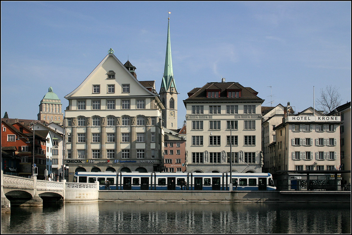 Ohne das Stadtbild zu stören - 

...verkehren die Straßenbahnen in Zürich durch die Straßen. Hier fährt ein Cobra-Tram bei der Rudolf-Brun-Brücke an der Limmat entlang. Im Hintergrund der Turm der Predigerkirche.

09.03.2008 (M)