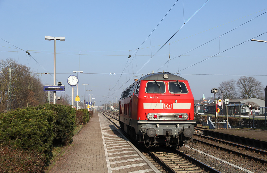 Ohne Wagen durchfährt 218 430 den Bahnhof Bohmte mit Fahrtrichtung Bremen.