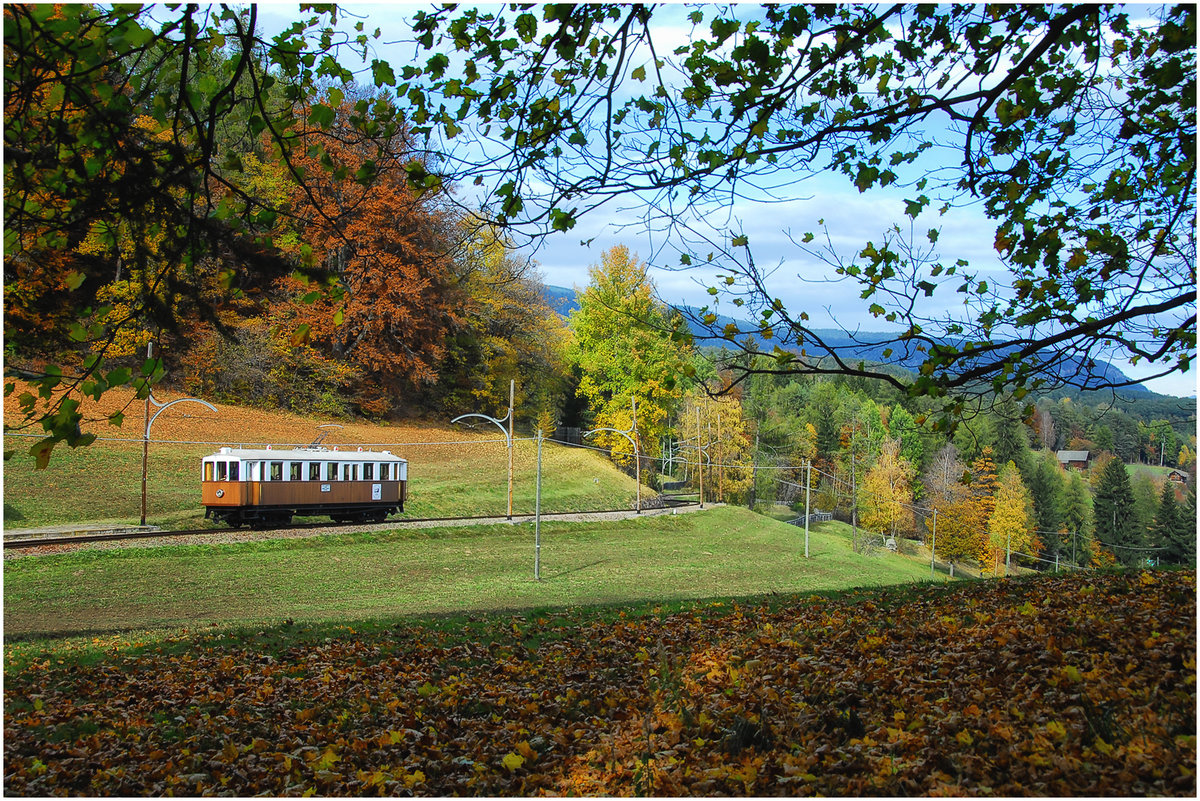 Originaltriebwagen Tw 12 der Rittnerbahn erreicht die Haltestelle Rappersbühel, 24.10.2006