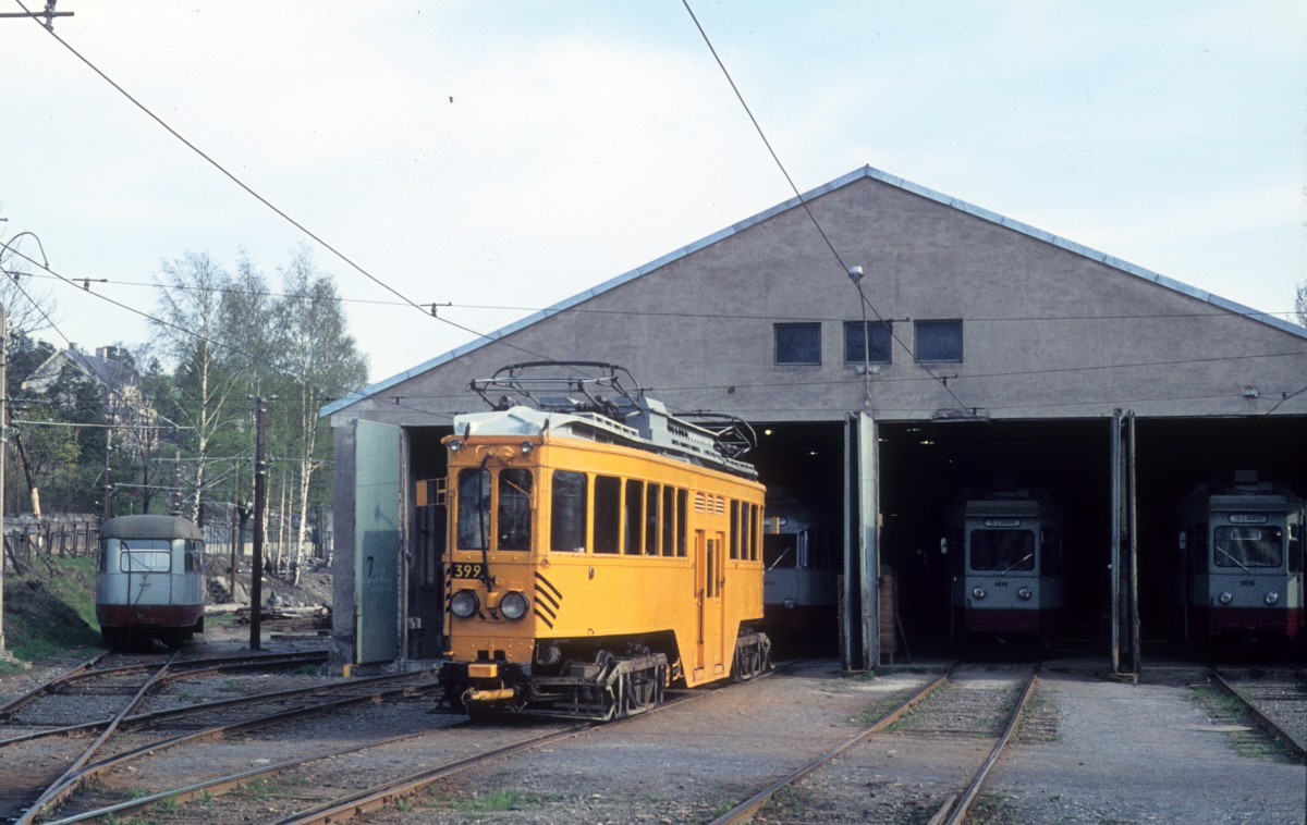 Oslo Oslo Sporveier Ekebergbanen am 8. Mai 1971: Arbeitstriebwagen 399 hlt im Betriebshof in Holtet.