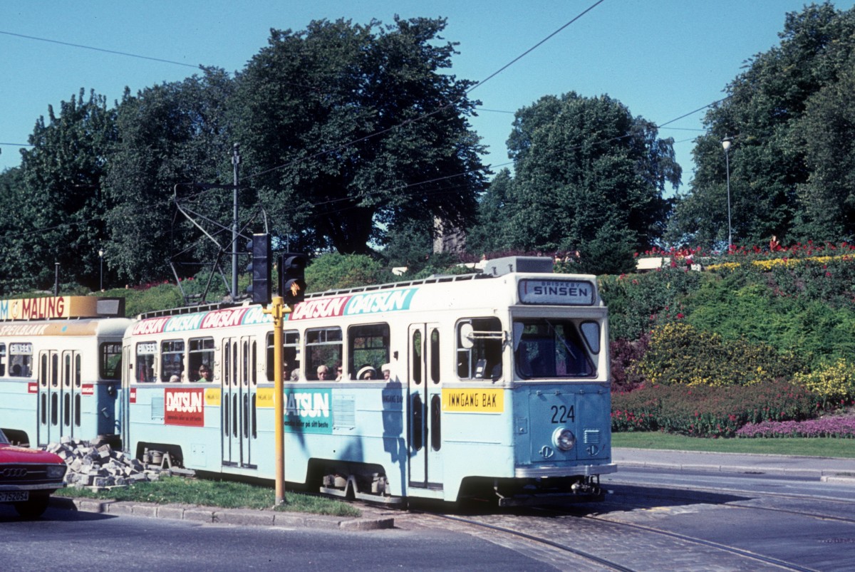 Oslo Oslo Sporveier SL 1 (Tw 224) Henrik Ibsens gate (Schlosspark / Nationaltheater) am 15. August 1973.