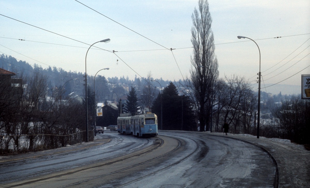 Oslo Oslo Sporveier SL 2 (Høka-Tw 214) Kjelsåsveien am 28. Februar 1975.