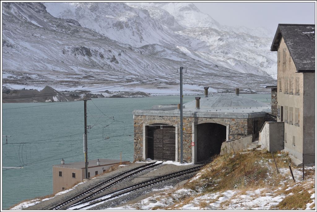 Ospizio Bernina mit der gedeckten Drehscheibe, die von den alten Schneeschleudern zum Abdrehen benützt wurde. (23.10.2014)