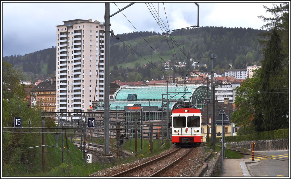 Parallel zur CJ verlässt auch der TRN BDe 4/4 8 den Bahnhof La Chaux-de-Fonds Richtung Les Ponts-de-Martel. (12.05.2014)
