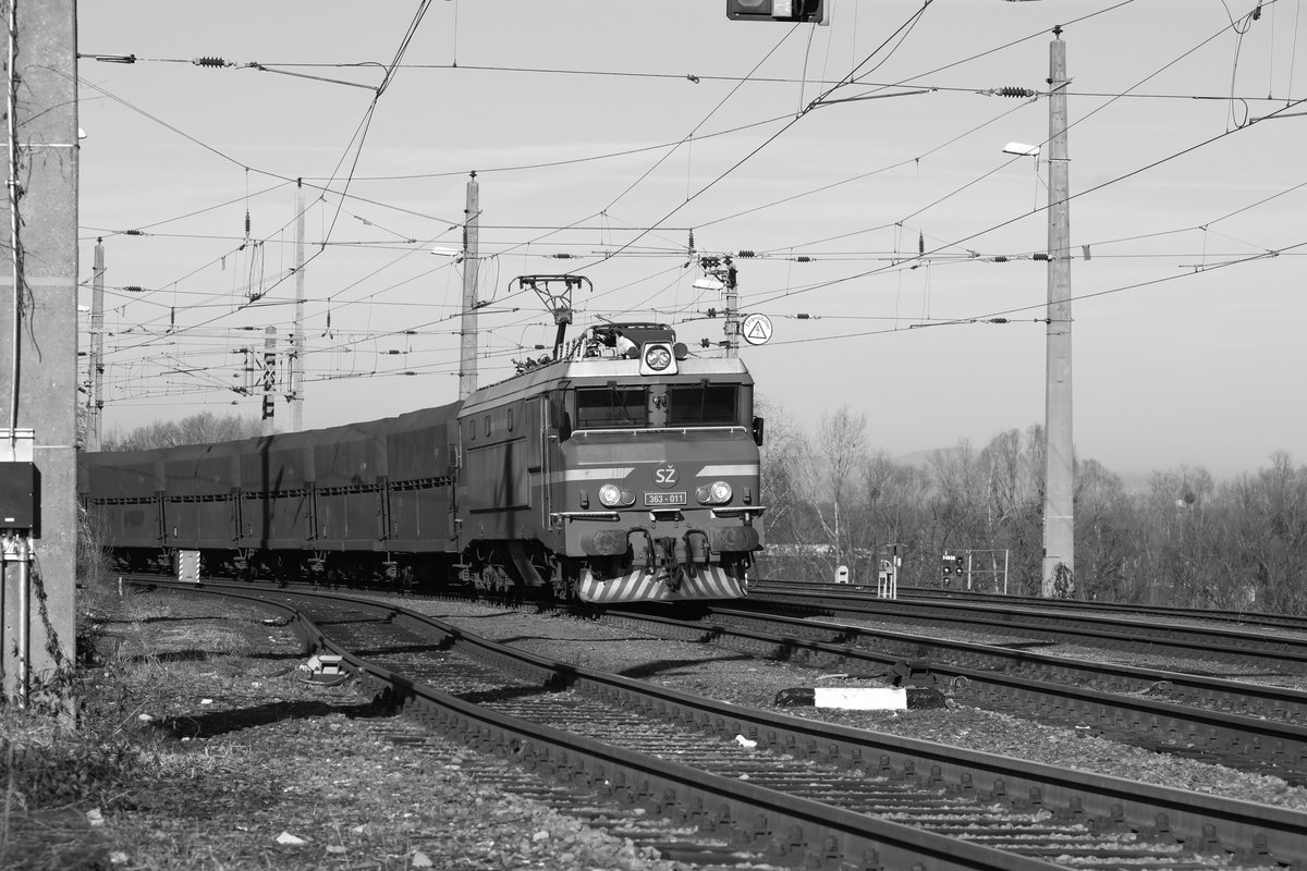  Paul Arzens entwarf die Lokomotiven der Reihe 363 der Slowenischen Staatsbahn von denen 1975-77 39 Stück von Alstom  gebaut wurden.
Eine zusätzliche diente als Ersatzteilspender , vielen Dank für die Info an Anton Galun ! 

Mit Ihrer Markanten Front bilden sie doch etwas Abwechslung zum Österreichischen Lokomotiv-Alltag. 
Schade ist nur das es von der Gelben Ursprungslackierung meines Wissens nach nur mehr 1 Exemplar gibt.
Am Dreikönigstag 2018 ( 6.01.2018 ) wartet 363.011 in Spielfeld Strass auf die Abfahrt mit einem Güterzug in Richtung Süden. 

 