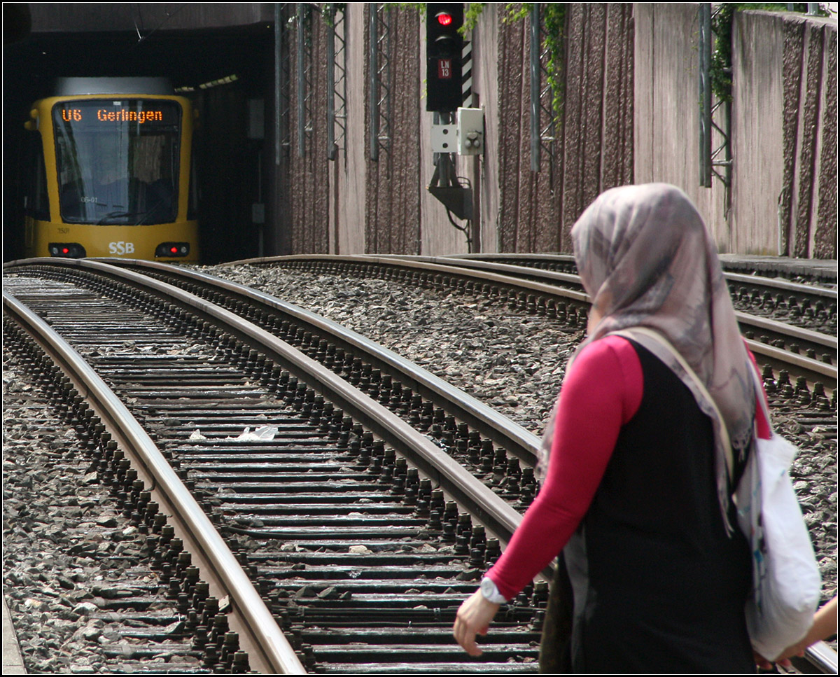 Personen im Gleis? -

Was hier vielleicht etwas gefährlich aussieht ist dennoch völlig korrekt. Die Mutter (mit Kind an der Hand) befindet sich auf einem regulären Bahnübergangsweg an der Stadtbahnhaltestelle Landauer Straße in Stuttgart-Weilimdorf. Nach der Haltestelle verschwindet die Bahn im Weilimdorfer Stadtbahntunnel. Ein Drittel der hier liegenden Schienen und Schrauben ist inzwischen funktionslos...

23.07.2016 (M)