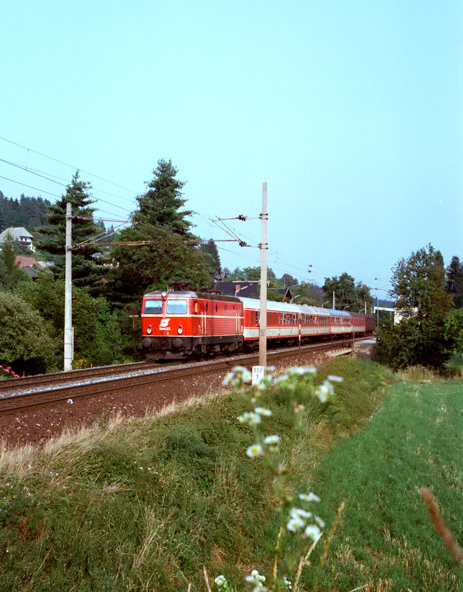 Personenzug mit ÖBB-Lokomotive 1044.22 unmittelbar nach der Station Pritschilz (am Wörthersee) im August 1983