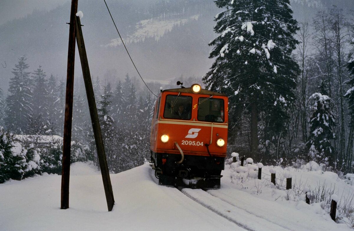 Pinzgauer Lokalbahn zu ÖBB-Zeiten mit Diesellok 2095.04 im Schnee, 11.02.1986 