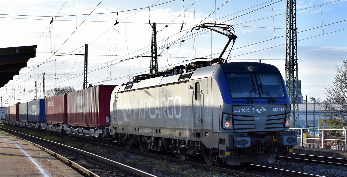 PKP CARGO S.A., Warszawa [PL]mit ihrer  EU46-513  [NVR-Nummer: 91 51 5370 025-6 PL-PKPC] und einem KLV-Zug am 26.11.24 Höhe Bahnhof Magdeburg Neustadt.