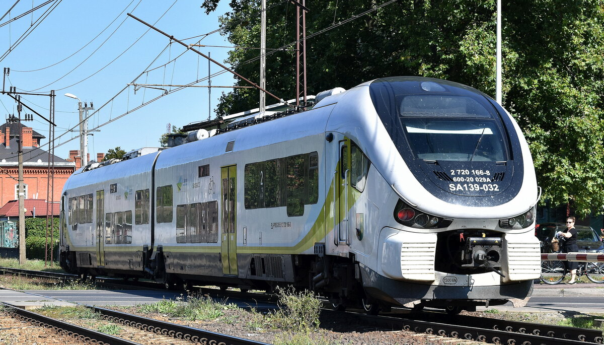 PKP Przewozy Regionalne Sp.z o.o. mit dem PESA Link Triebzug  SA139-032/600-20 029A  (PL-PREG 91 51 2720 166-8 ) bei der Einfahrt am 06.09.23 Bahnhof Kostrzyn nad Odrą.