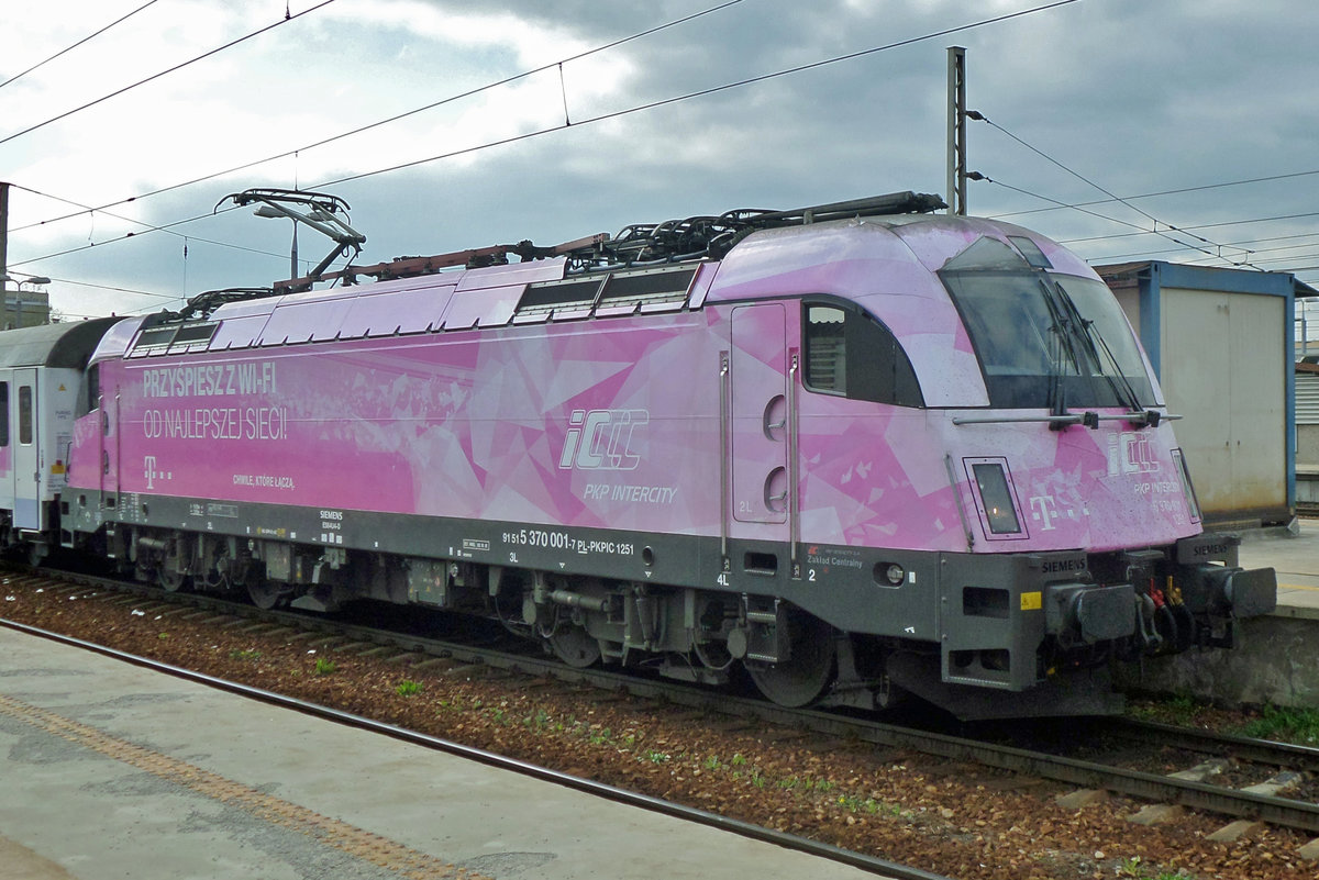 PKPIC 370 001 steht am 1 Mai 2016 in Warszawa-Zachodnia.