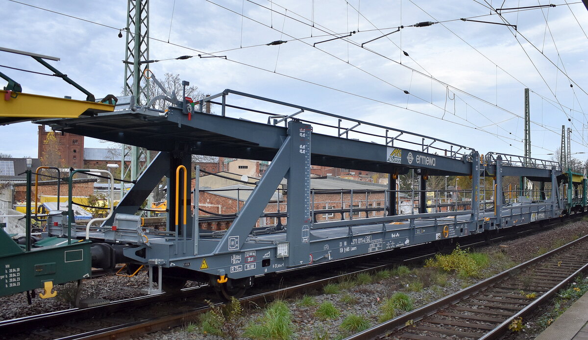 PKW-Transportwageneinheit der Fa. ARS Altmann AG  vermietet von ERMEWAS SA mit der Nr. 23 TEN 80 D-ARS 4371 011-6 Laaers 224Sc in einem Ganzzug am 25.11.24 Höhe Bahnhof Magdeburg-Neustadt.