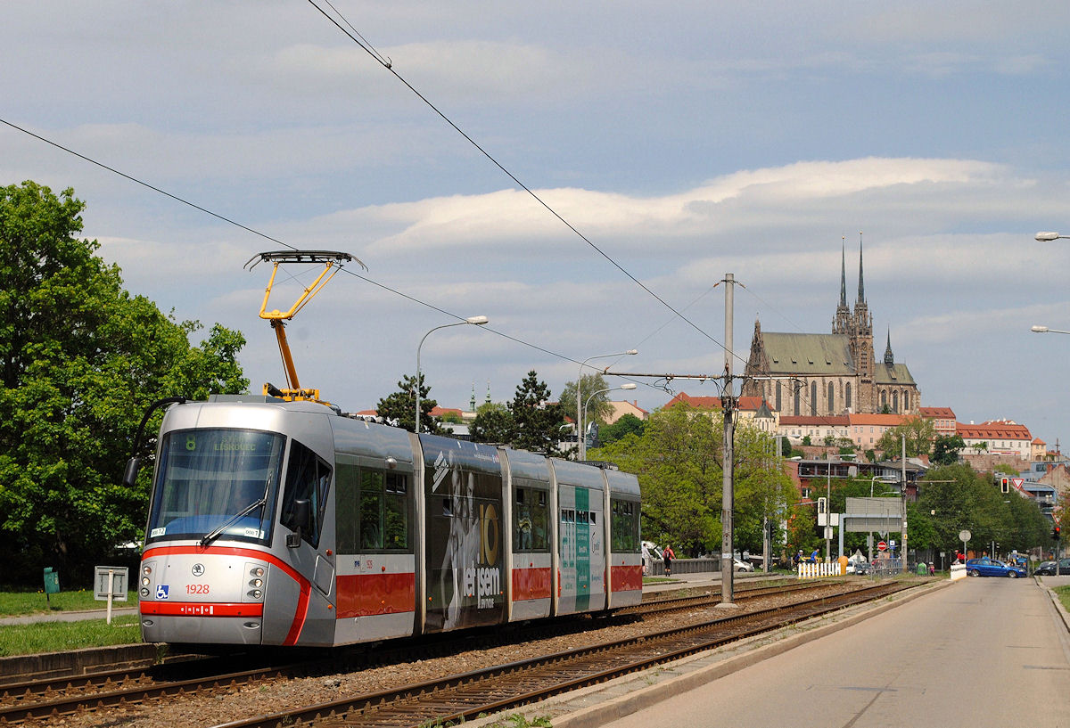 Planmäßig verkehren auf der Linie 8 nur Zweirichtungsfahrzeuge der Reihe KT8, da die Endstelle Lisen Mifkova über keine Wendeschleife verfügt. Aufgrund von Gleisbauarbeiten wurde die Linie 8 verkürzt geführt, was auch den Einsatz anderer Fahrzeugtypen ermöglicht, wie am 08.05.2015,  wo der Skoda 13T 1928 in der Renneska trida in Richtung Stary Liskovec unterwegs ist.