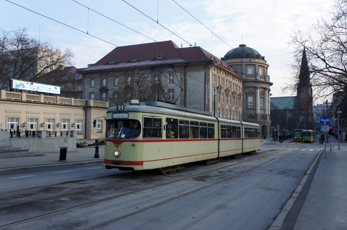 Polen / Straßenbahn Posen: Duewag GT8 - Wagen 696 (ehemals Düsseldorf) aufgenommen im Januar 2015 an der Haltestelle  Fredry  in der Innenstadt von Posen.