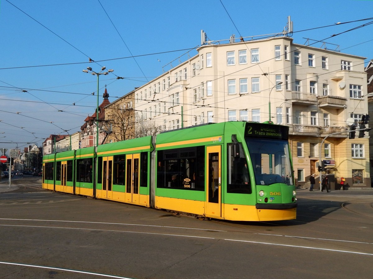 Polen / Straßenbahn Posen: Siemens Combino - Wagen 506 aufgenommen im Januar 2015 an der Haltestelle  Most Teatralny  in der Innenstadt von Posen.