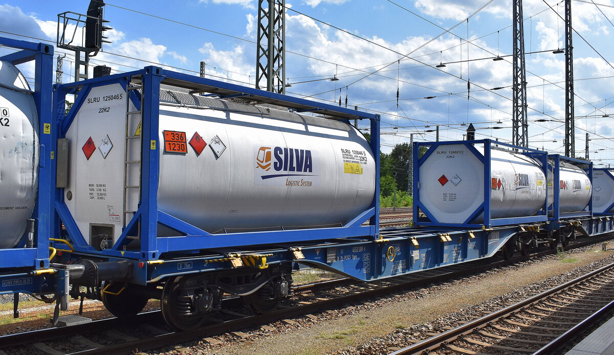 Polnischer Drehgestell-Containertragwagen der Fa. SILVA LS sp. z o.o. mit firmeneigenen Tankcontainern (Methanol-Befüllung) mit der Nr. 31 TEN 51 PL-PLSLS 4553 209-9 Sgns (GE) in einem gemischten Güterzug am 23.07.24 Höhe Bahnhof Ruhland.