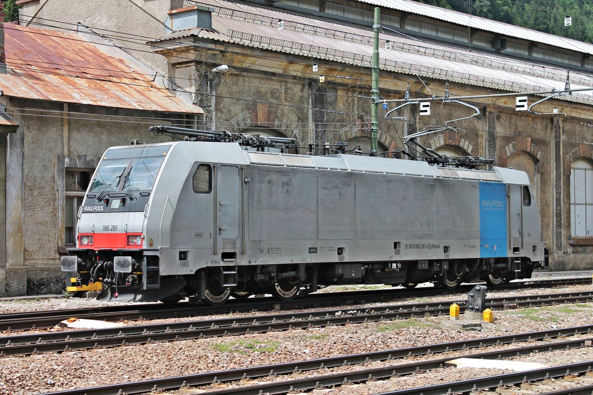 Portrait von Rpool/RCCIT 186 281, als diese am Mittag des 05.07.2018 durchs südliche Vorfeld vom Bahnhof von Brennero rangierte, um einen  ARS-Altmann -Autozug zu übernehemen den zuvor von 1116 187 und 1016 039 in den Grenzbahnhof gebracht wurde.