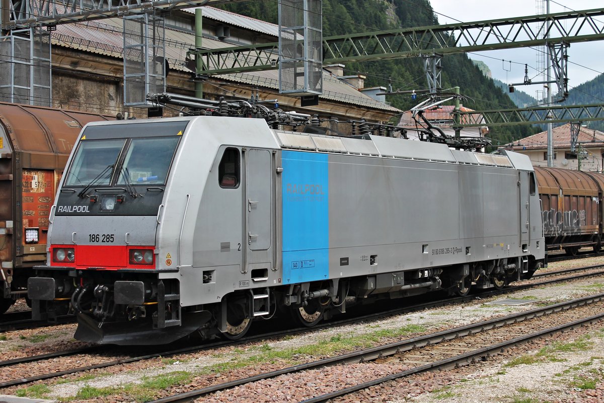 Portrait von Rpool/RCCIT 186 285, als diese am Morgen des 05.07.2018 durch den Bahnhof von Brennero rangierte, um ihren nächsten Güterzug zu übernehmen.