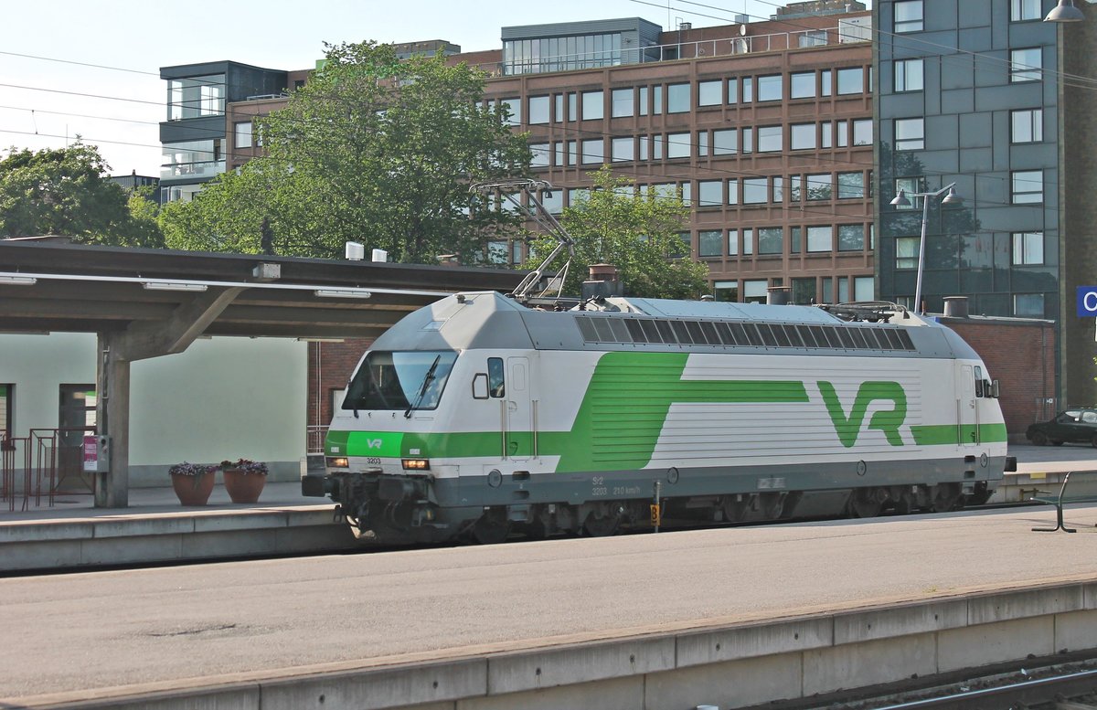 Portrait von Sr2 3203, als diese am Nachmittag des 10.07.2019 über Gleis 1 durch den Bahnhof von Tampere rangierte.