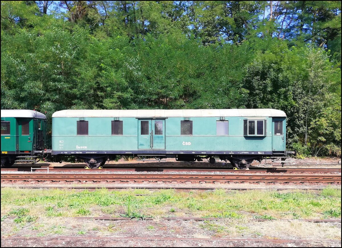 Postwagen Dsd 6-6311 in Bahnhof Lužná u Rakovníka am 1. 9. 2024