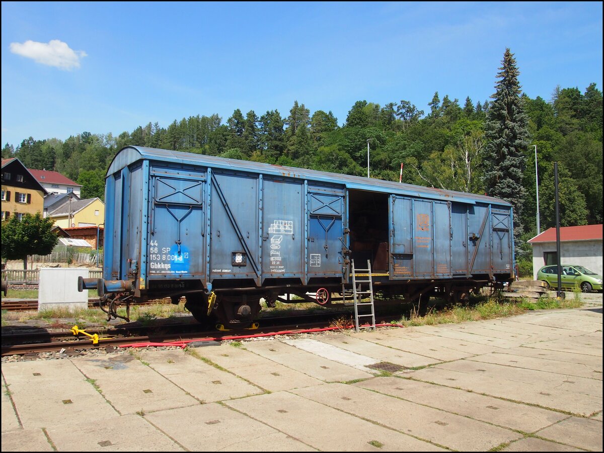 Postwagen ZSR 153 8 001-8 Gbkkqs am 4.08.2024 in Bahnhof Bečov nad Teplou.