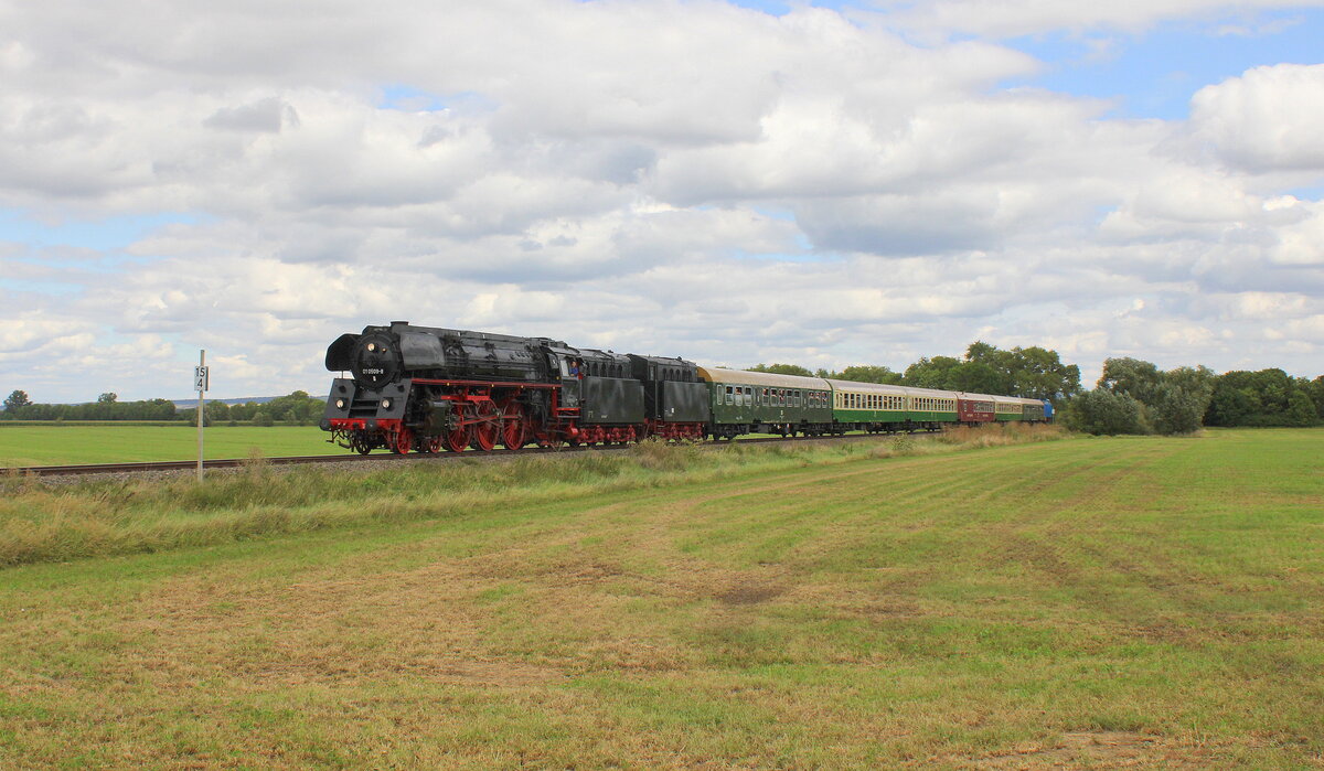 PRESS 01 0509-8 mit dem DPE 1822  Pfefferminzexpress  von Sonneberg (Thür) Hbf nach Sömmerda unt Bf, am 17.08.2024 bei Frohndorf. Die Eisenbahnfreunde Sonneberg waren zum Bahnhofsfest  150 Jahre Pfefferminzbahn  in Sömmerda unterwegs.