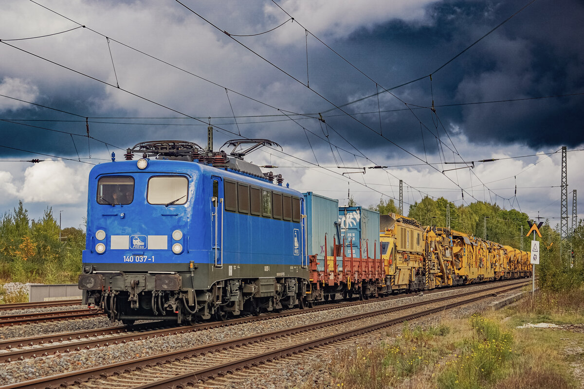 PRESS 140 037 war 03.10.2024 mit einem Bauzug unterwegs in Richtung Hof. War ein ziemlich dunkler und regnerischer Tag, doch ein kleines Wolkenloch öffnete sich, als der Zug hier in Zwickau über die Olzmannstraße fuhr. 
Klar, Vollsonne hatte ich nicht, aber die Wolke die dann vor der Sonne war, war immerhin dünner als die anderen am Himmel.
Grüße zurück an den Tf!