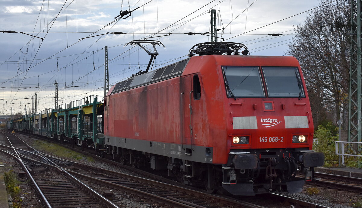 Press mit der von IntEgro Verkehr GmbH erworbenen ex DB Cargo Lok 145 048-5 jetzt neu  145 068-2  [NVR-Nummer: 91 80 6145 048-5 D-PRESS] und einem PKW-Transportzug (leer) am 25.11.24 Höhe Bahnhof Magdeburg-Neustadt.