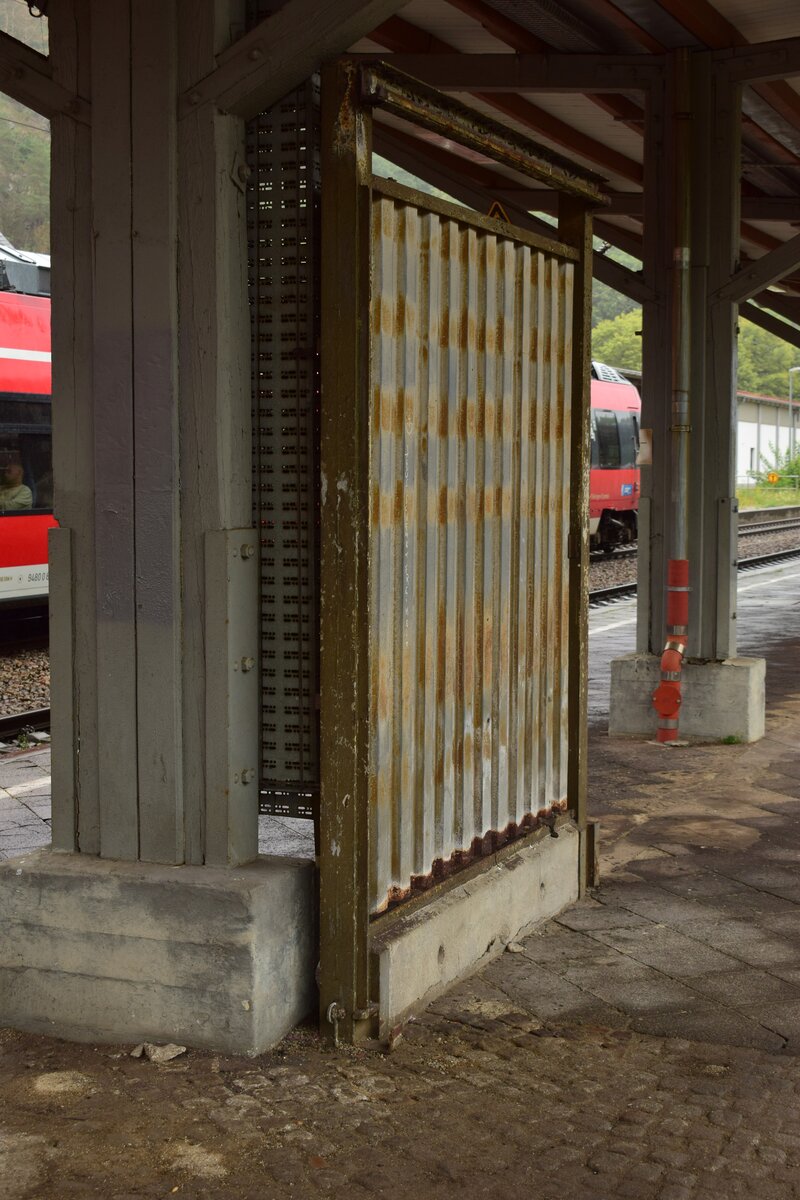 Probstzella war vom Ende des zweiten Weltkrieges bis 1990 Grenzbahnhof. Der Bahnsteig Gleis 3 wurde durch solche Blechelemente von restlichen Bahnhof abgetrennt so das ein kontrollierter Übergang zwischen BRD und DDR ermöglicht wurde. Heute steht noch eine Trennwand als Denkmal in Probstzella und erinnert an die Zeiten als Grenzbahnhof.

Probstzella 02.08.2023