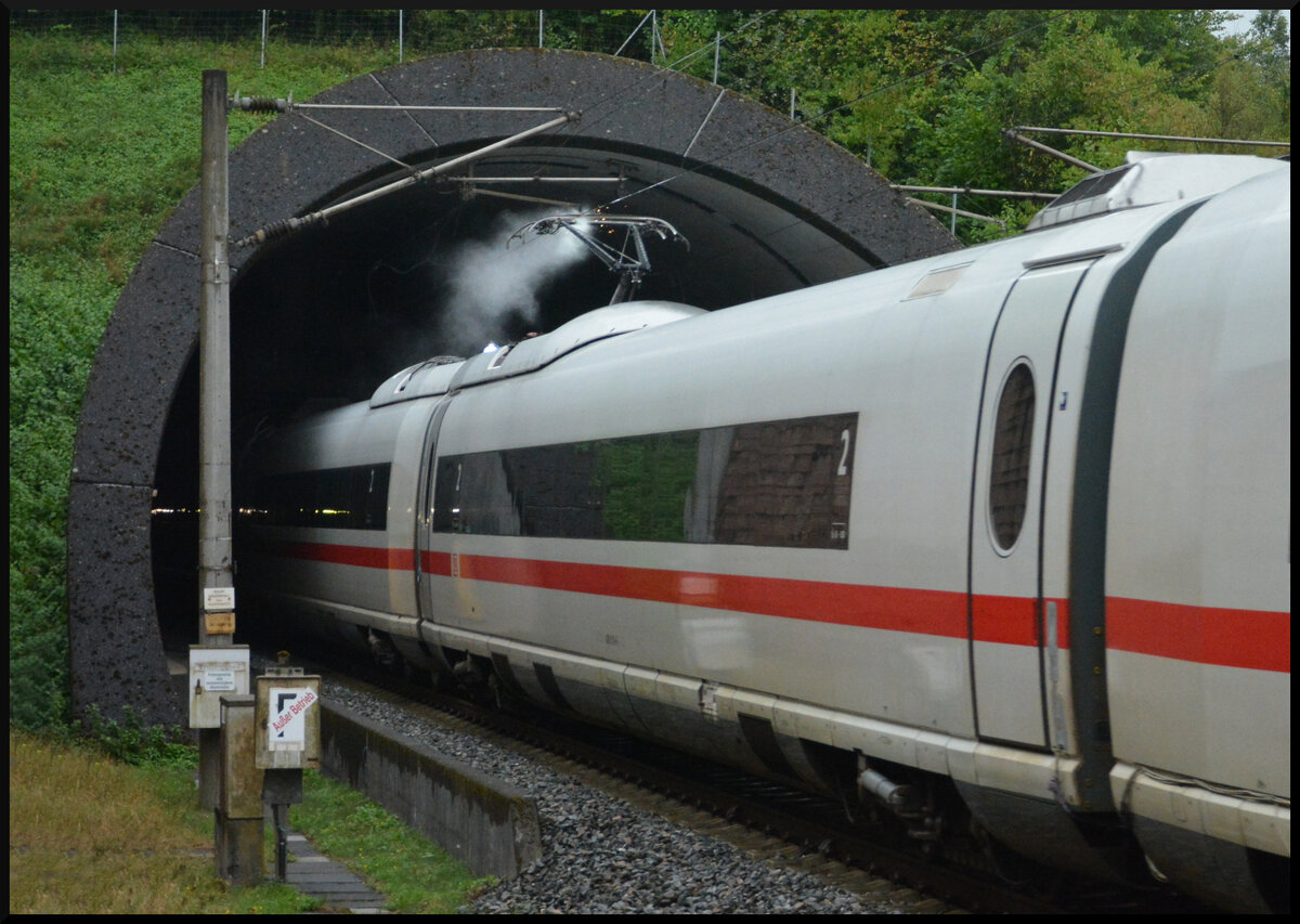 Projekt „300 km/h auf alten Schnellfahrstrecken“: Eine Detailaufnahme des Stromabnehmers von ICE 406 010/510  Frankfurt am Main  (Tz 4610). Für die Testfahrten wurden auf dem Dach des Trafowagen 406 610 extra eine Kamera und zwei Scheinwerfer installiert, um den Pantograph während der Schnellfahrten optisch überwachen zu können. Kurz vor der Testfahrt Nr. 2 hatte es am Sinnberg-Tunnel heftig geregnet, s. d. der Stromabnehmer beim Wechsel von der trockenen Oberleitung im Tunnel zur nassen OL im Freien bei 310 km/h die Funken fliegen lies und die Wassertropfen in einer Fahne verdampften.