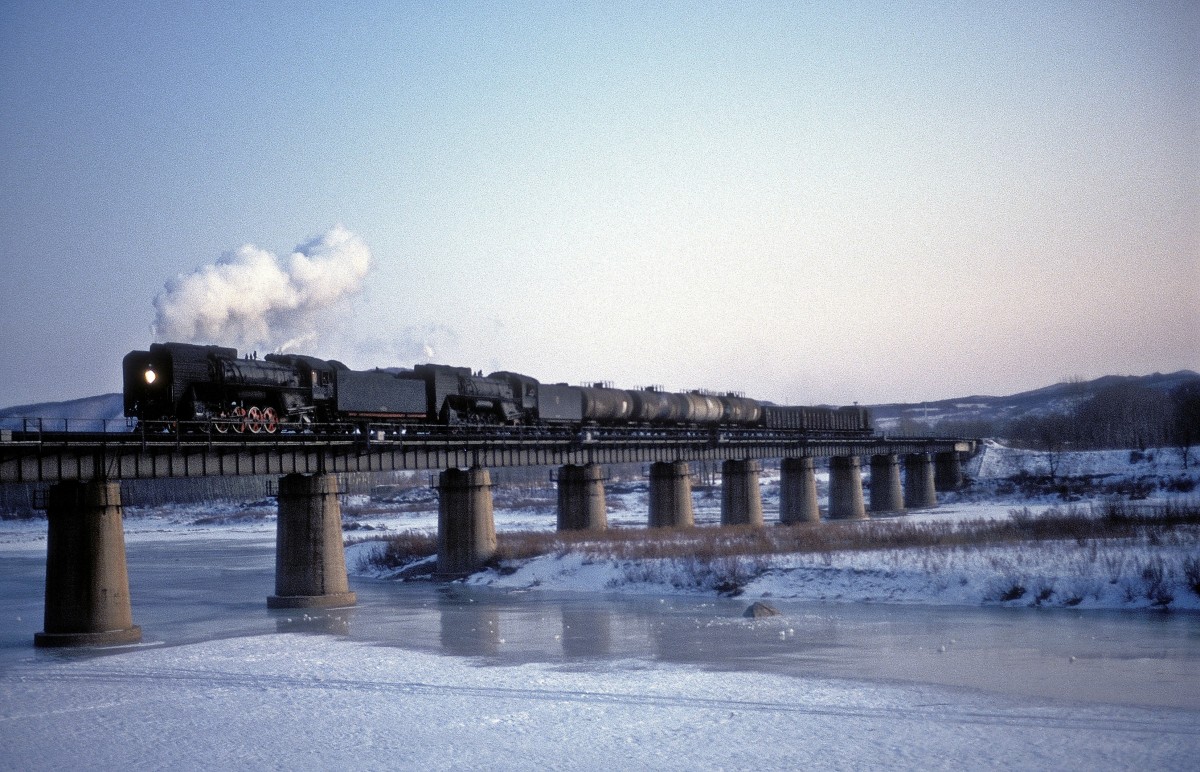  QJ 2030 + QJ 1058  bei Tumen  02.01.93