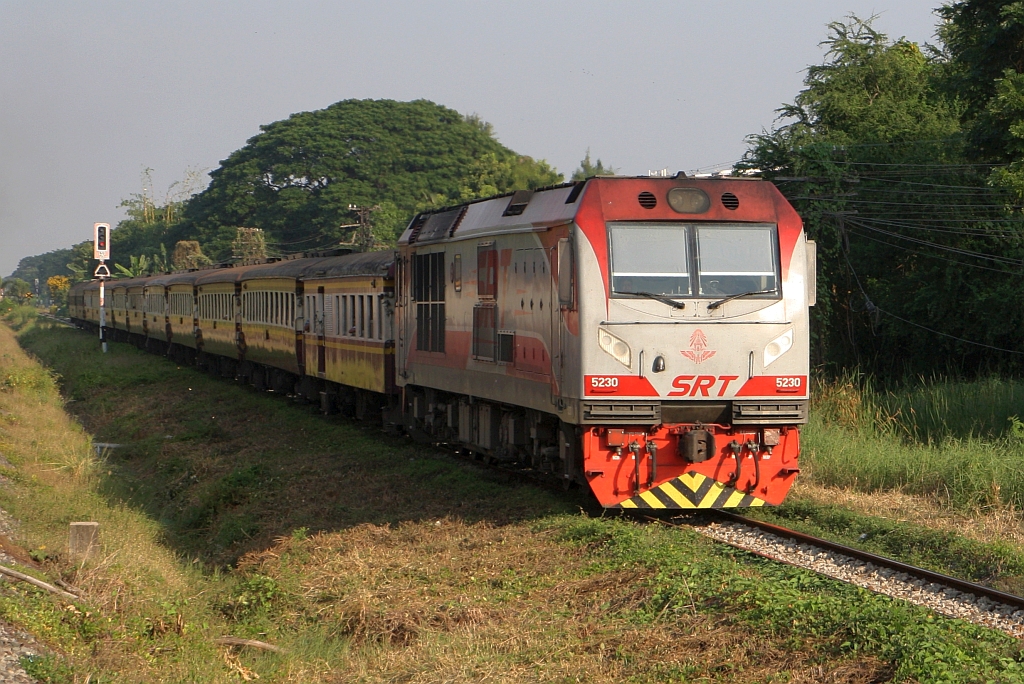 QSY 5230 (Co'Co', de, CRRC Qishuyan, Bj.2021) am 06.Dezember 2024 mit dem RAP 171 (Krung Thep Aphiwat - Su-Ngai Kolok) kurz vor Nakhon Pathom. - Wegen der Überflutungen im Süden Thailands verkehrte der Zug an diesem Tag nur bis Hat Yai Junction.