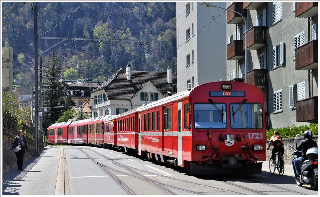 R1437 mit Steuerwagen 1723 (falsch beschriftet)nach Arosa in der Engadinstrasse in Chur. (11.04.2016)