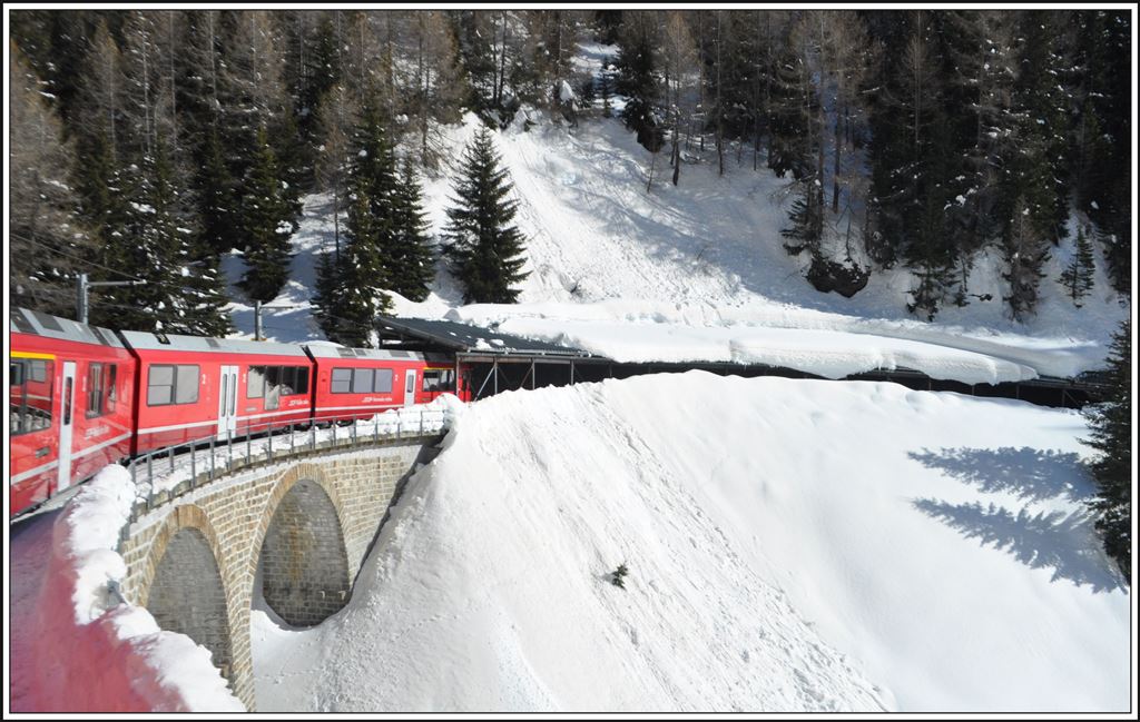 R1621 im tiefverschneiten Val Pila oberhalb von Cavaglia. (21.02.2014)