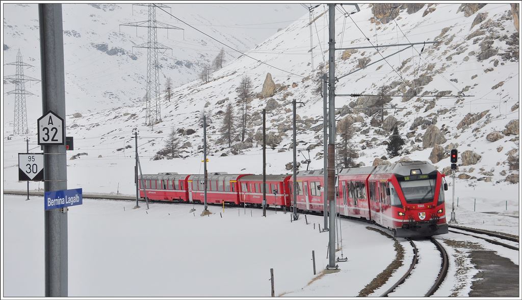 R1633 mit ABe 8/12 3501 fährt in der Station Bernina Lagalb ein. (25.02.2016)