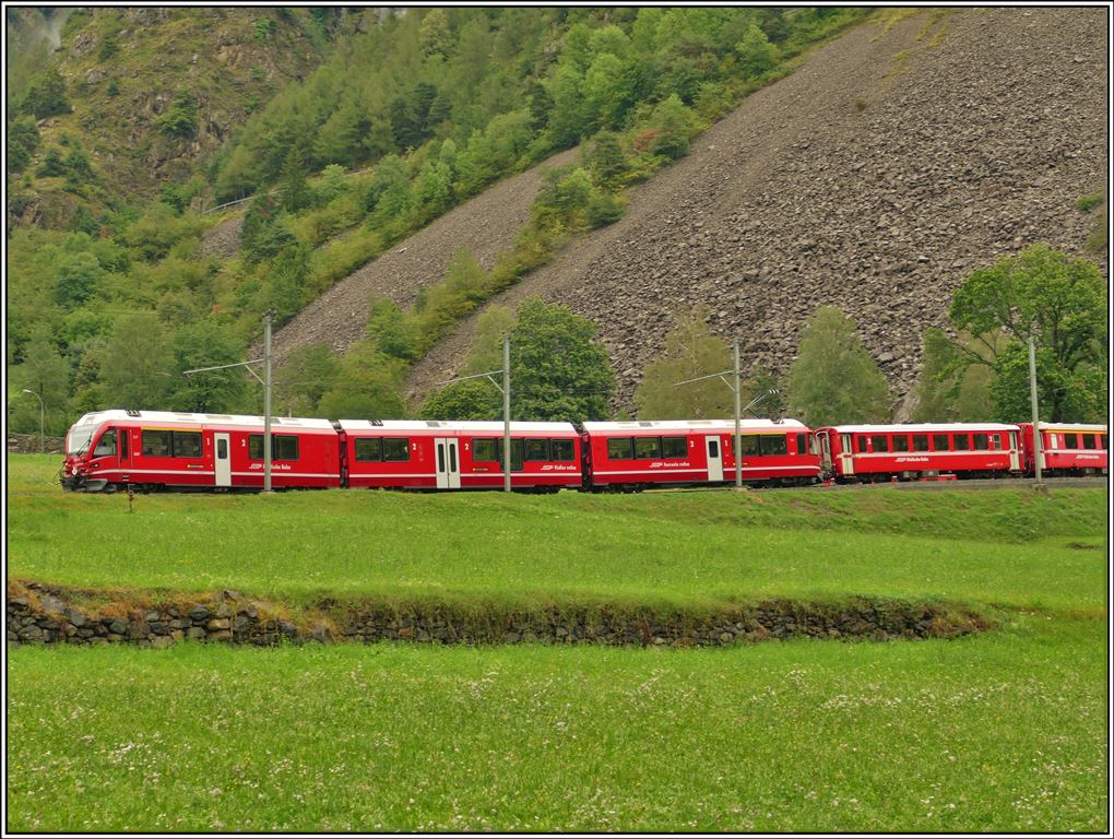 R1633 nach Tirano mit ABe 8/12 3507 in den Kehren oberhalb  von Brusio. (06.09.2019)