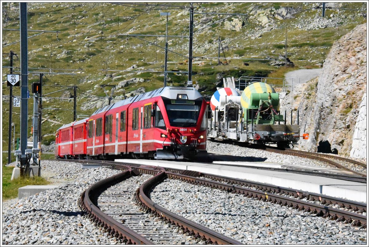 R1637 mit Allegra ABe 8/12 3509 in Ospizio Bernina 2253m. (06.09.2016)