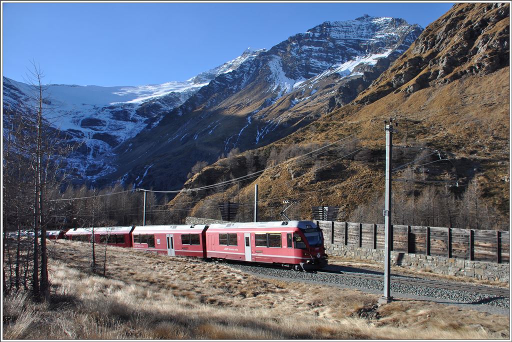 R1652 mit ABe 8/12 3505 oberhalb Alp Grüm mit dem Palügletscher. (20.12.2015)