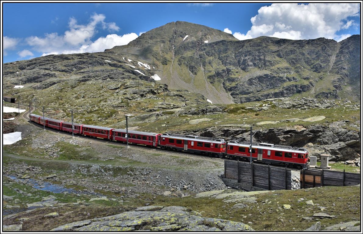 R4629 mit ABe 4/4 III 51  Poschiavo  und 54  Hakone  haben nach der Scala Galerie den Abstieg ins Puschlav begonnen. (19.06.2019)