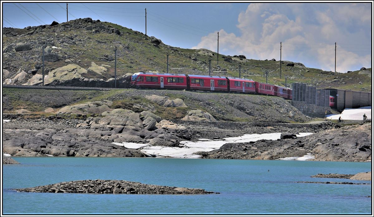 R4640 aus Tirano mit ABe 8/12 3503 hat den Lago Bianco am Seeende erreicht und wird bald in Ospizio Bernina eintreffen. (19.06.2019)