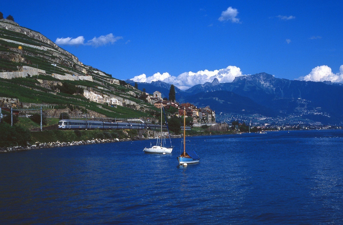 RABe 1055 bei St.Saphorin am Genfer See als EC36, 16.07.1989.