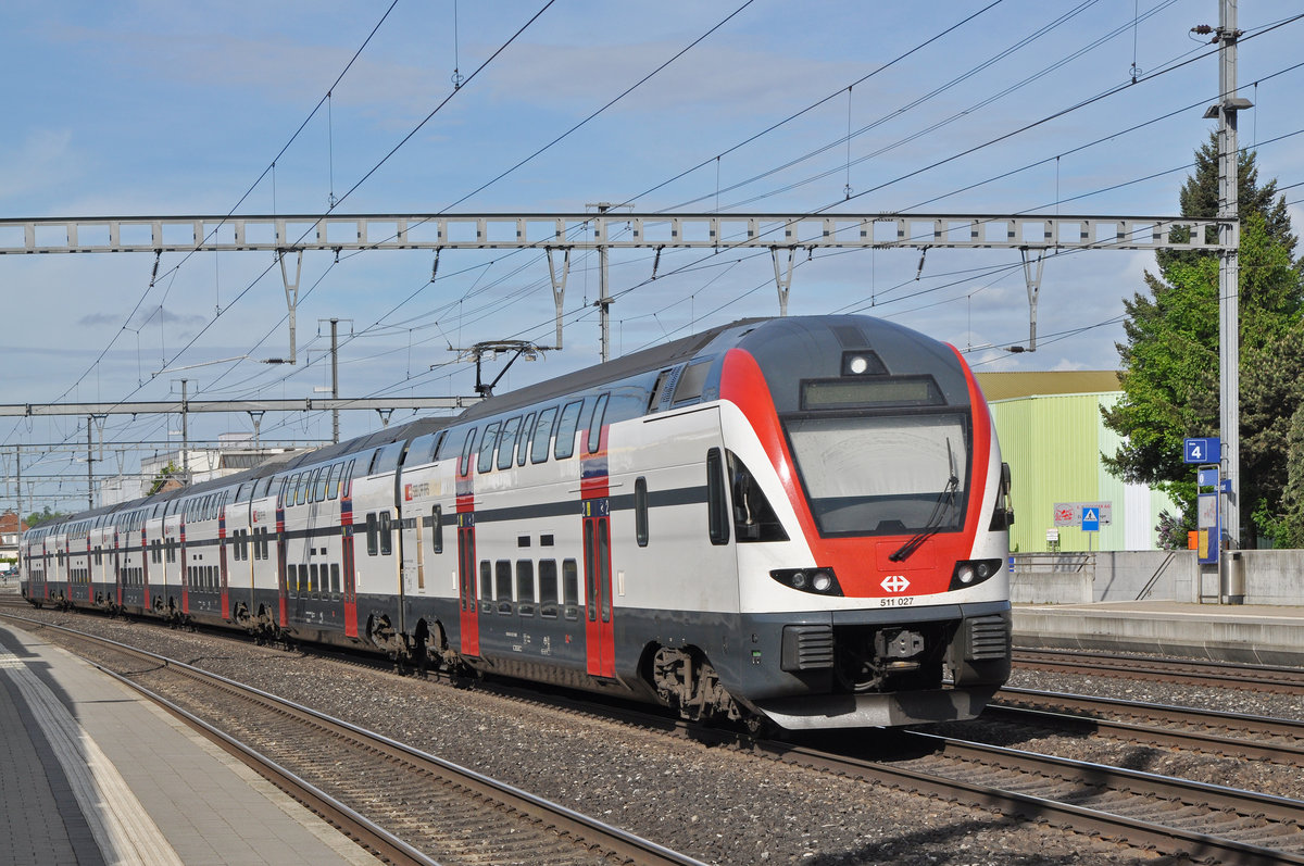 RABe 511 027 durchfährt den Bahnhof Rothrist. Die Aufnahme stammt vom 12.05.2017.