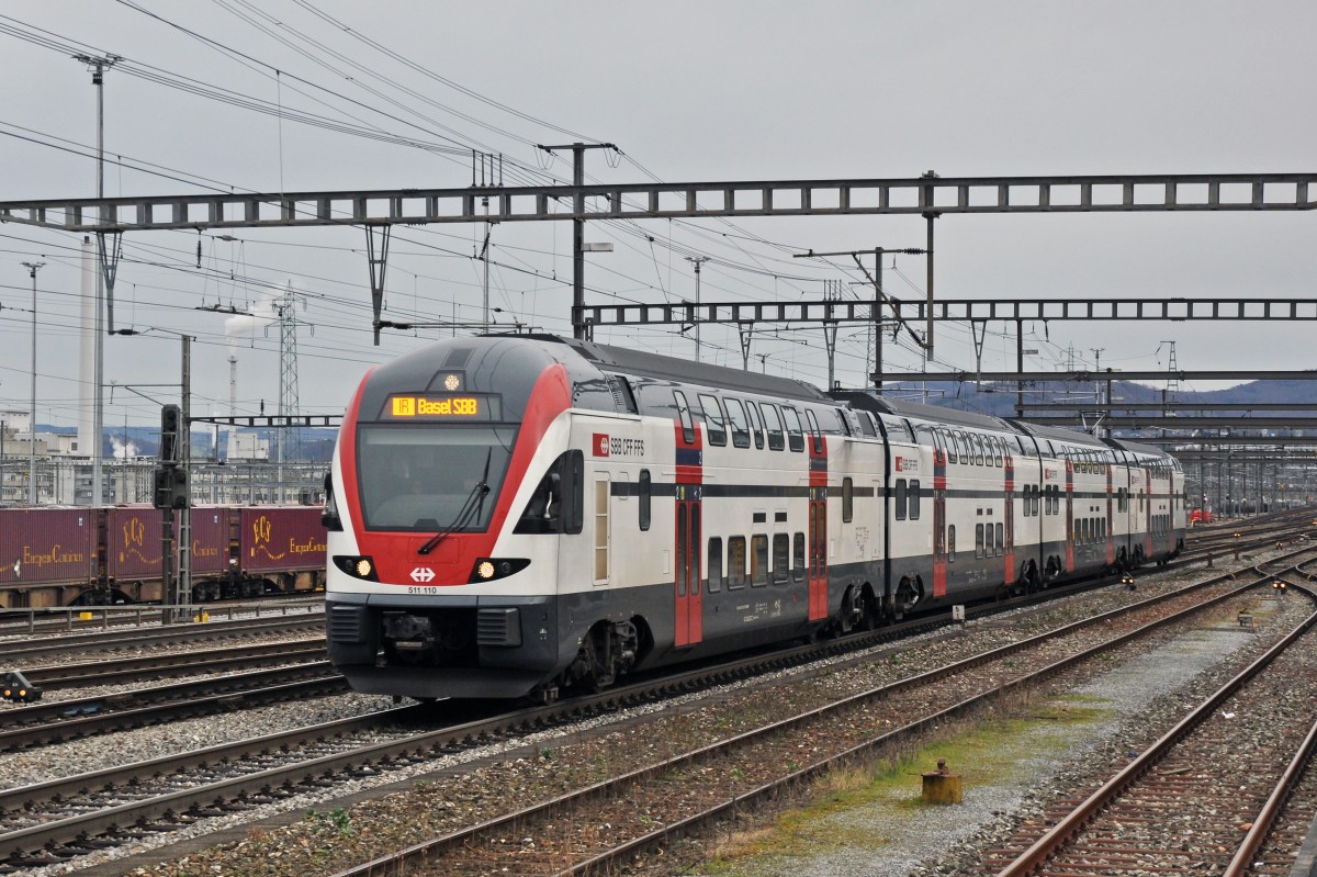 RABe 511 110 durchfährt den Bahnhof Muttenz. Die Aufnahme stammt vom 16.02.2014.