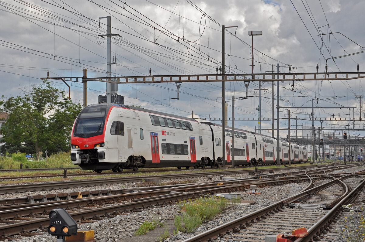 RABe 512 012-1 KISS durchfährt am 22.07.2024 den Bahnhof Pratteln.