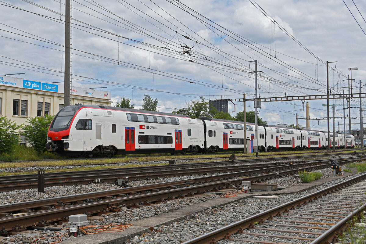 RABe 512 016-2 KISS durchfährt am 17.07.2024 den Bahnhof Pratteln.